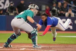 Blue Jays Win 3-2 Against Mariners with Springer's RBI Contribution