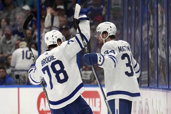 Toronto Maple Leafs secure advancement in NHL playoffs with a 2-1 win over Tampa Bay Lightning.