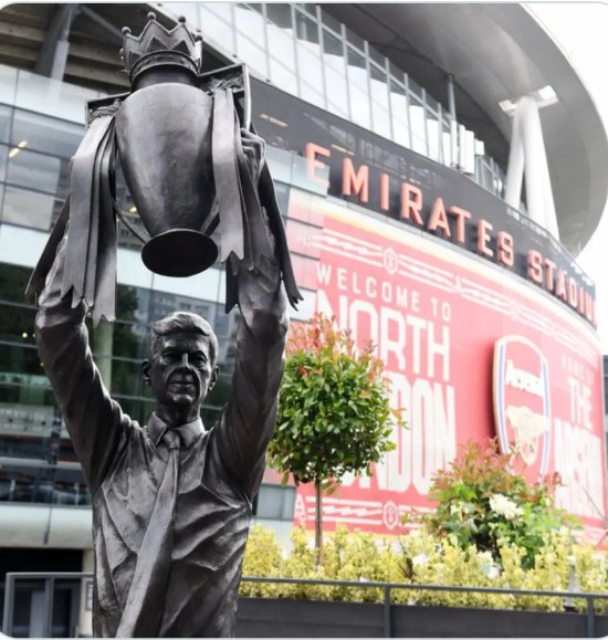 Arsenal onthult standbeeld van Wenger buiten Emirates Stadium
