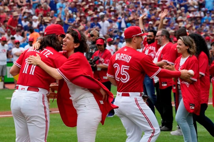 “Blue Jays Game Welcomes Nine New Citizens in Swearing-In Ceremony”