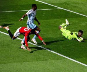 Awoniyi scoort en creëert EPL-record terwijl 10-man Forest verliest bij Man United