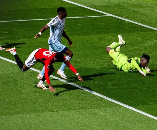 Awoniyi scoort en creëert EPL-record terwijl 10-man Forest verliest bij Man United