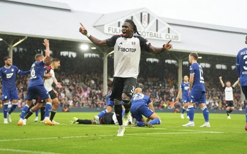 Bassey in extase na het scoren van zijn eerste doelpunt voor Fulham