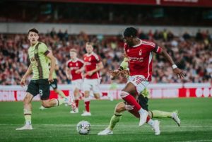 Carabao Cup: Awoniyi ingebracht als wisselspeler, Aina op de bank in thuisnederlaag van Forest tegen Burnley