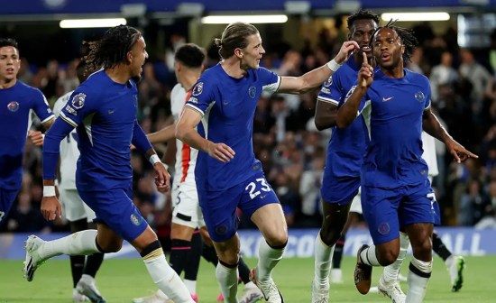 Chelsea vernedert nieuwkomers Luton Town en behaalt eerste overwinning van het seizoen in de Premier League.