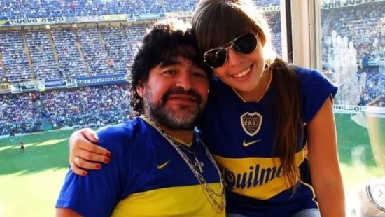 De dood van mijn vader was voorbedacht - Dochter van Maradona roept het uit