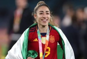 Doelpuntenmaker van Spanje's wereldbekerwinst hoort van vaders overlijden na finale tegen Engeland