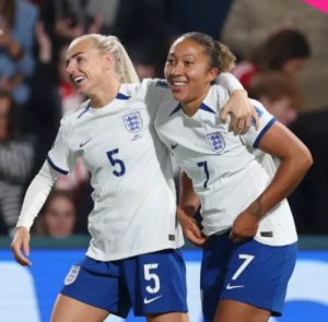 Engeland vernedert China met 6-1 tijdens het WK 2023 en stelt ontmoeting met de Super Falcons in de achtste finales veilig