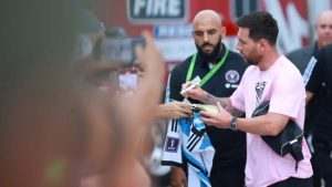 Inter Miami ontslaat badkamerreiniger omdat hij Messi vroeg om zijn Argentijnse shirt te ondertekenen