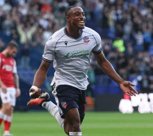 League One: Nigeriaanse aanvaller scoort hattrick terwijl Bolton Wanderers winnende reeks behouden