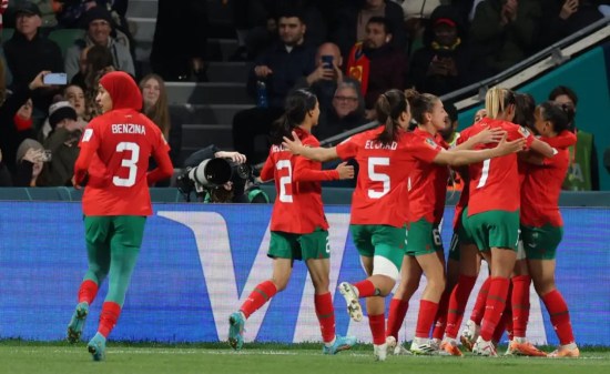 Marokko verslaat Colombia en bereikt de achtste finales van het WK 2023, terwijl Duitsland uitgeschakeld wordt.