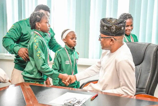 Minister van Sport verwelkomt Nigeria's delegatie van het Gymnastiekkampioenschap en benadrukt gelijke aandacht voor alle sporten