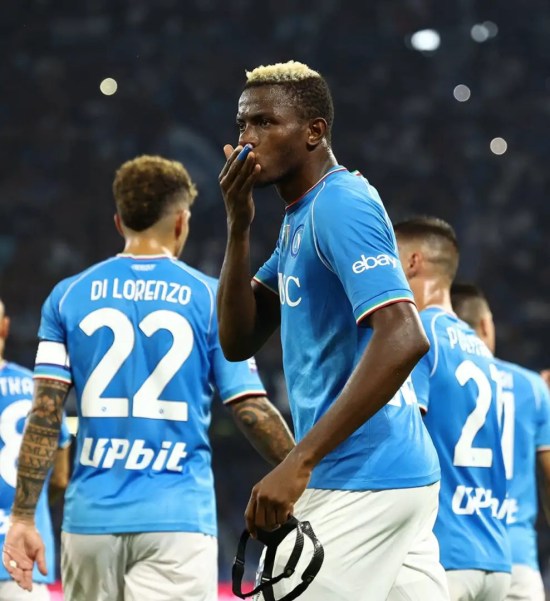 Osimhen scoort zijn 100e doelpunt in clubcarrière terwijl Napoli Sassuolo verslaat