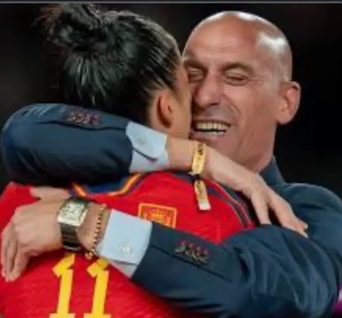 Spaanse voorzitter van de voetbalbond weigert af te treden na kussenschandaal