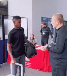 Zoon van komiek Basketmouth sluit zich aan bij de Liverpool Football Academy