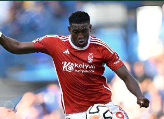 Awoniyi levert assist als Forest Chelsea verslaat in Stamford Bridge