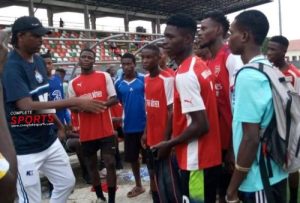 'Hoe je een voetbalgrootheid kunt worden' - Kanu begeleidt opkomende jonge spelers
