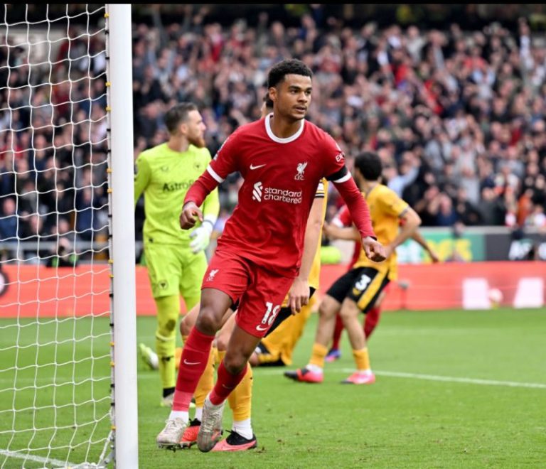 Liverpool maakt comeback en verslaat Wolves, stijgt naar de eerste plaats