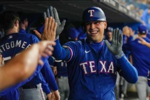 Lowe and Garver lead Rangers to a dominant 10-0 victory over Blue Jays