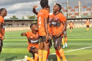 NPFL: Shooting Stars beginnen met een overwinning, Bayelsa verslaat Akwa United in een spannende wedstrijd met acht doelpunten.