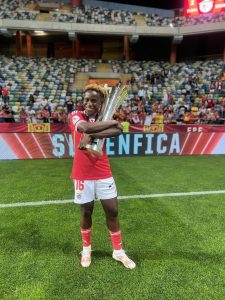 Ucheibe, ster van de Super Falcons, viert de overwinning van Benfica in de Super Cup