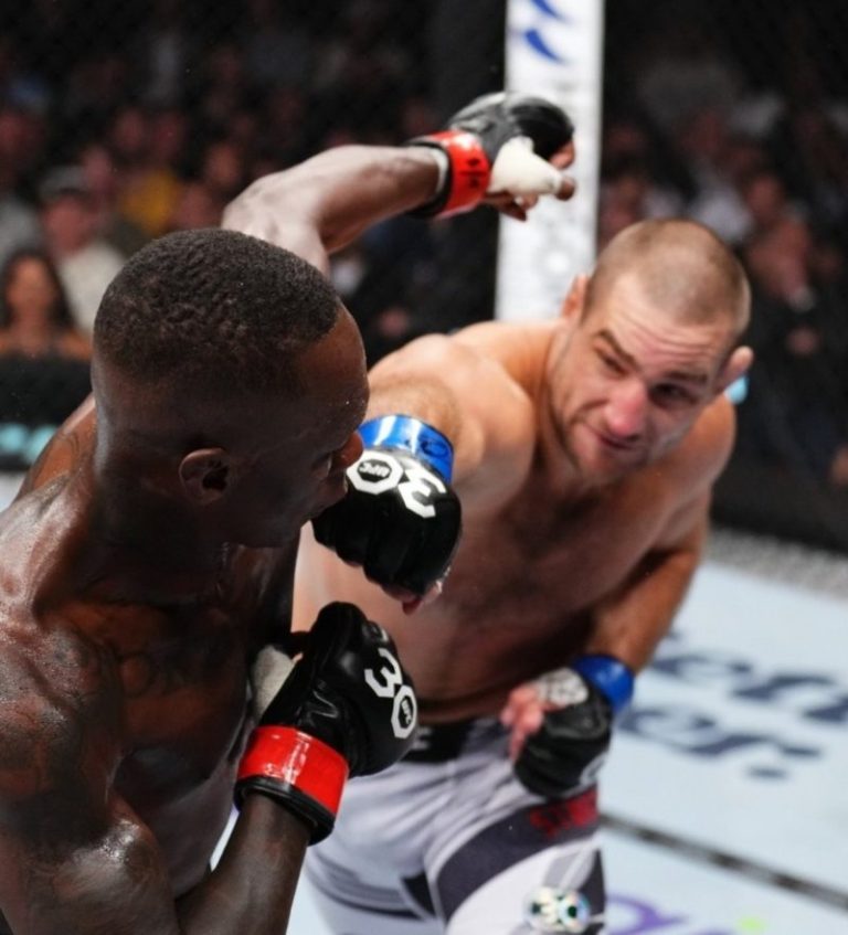 UFC: Strickland onttroont Adesanya na overwinning met unanieme beslissing