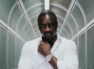 Akon organiseert de finale loting van de AFCON 2023