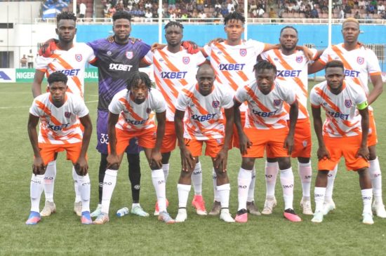 Akwa United spreekt spelers en coaches streng toe vanwege slechte prestaties