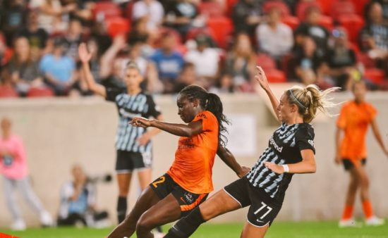 Alozie, de tweevoudige doelpuntenmaker, benoemd tot Speler van de Wedstrijd in de uitoverwinning van Houston Dash