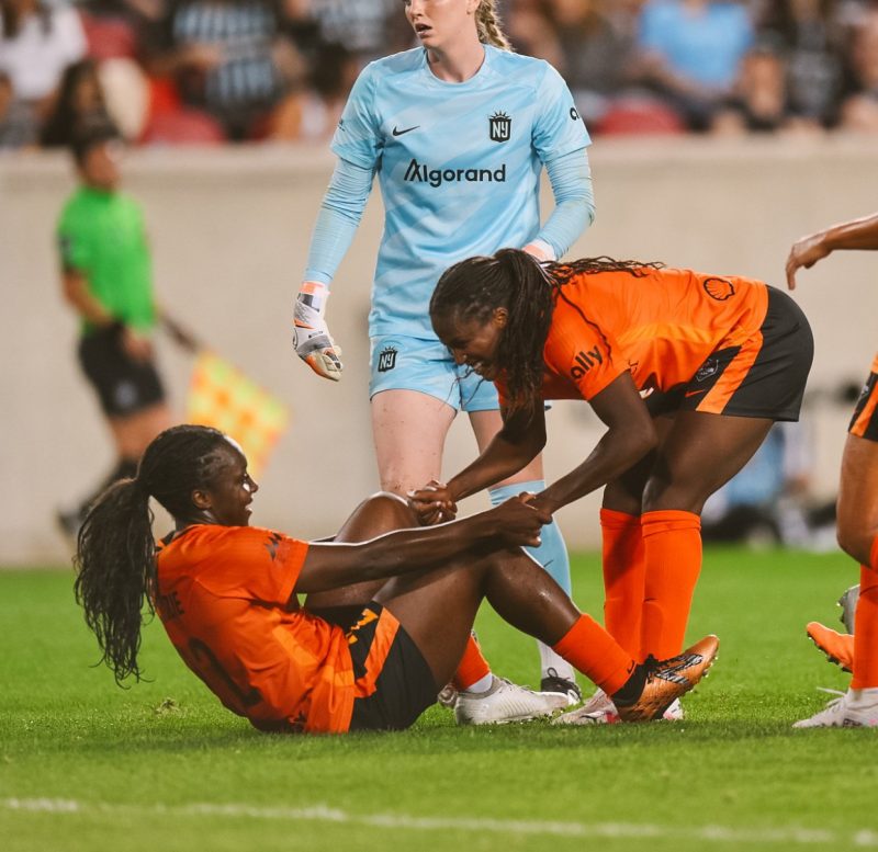 Alozie maakt comeback na schorsing met twee doelpunten voor Houston Dash