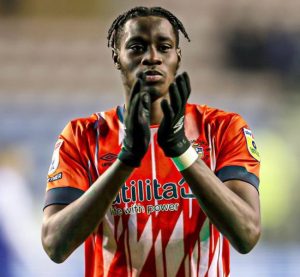 EPL: Adebayo schiet mis als 10-man Spurs Luton verslaan om de top te bereiken