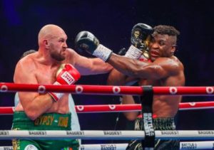 Fury behoudt ongeslagen status na overwinning op voormalig UFC-vechter Ngannou met een verdeelde beslissing