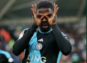 Iheanacho scoort in 4e opeenvolgende wedstrijd terwijl Leicester Swansea verslaat om de eerste plaats te behouden.