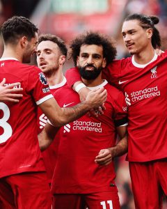 Liverpool neemt de leiding in de Premier League na overwinning op Everton in de derby.