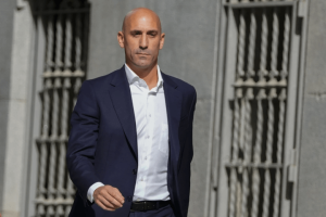 Luis Rubiales receives a 3-year ban from FIFA following a kiss at the Women's World Cup - National | Globalnews.ca