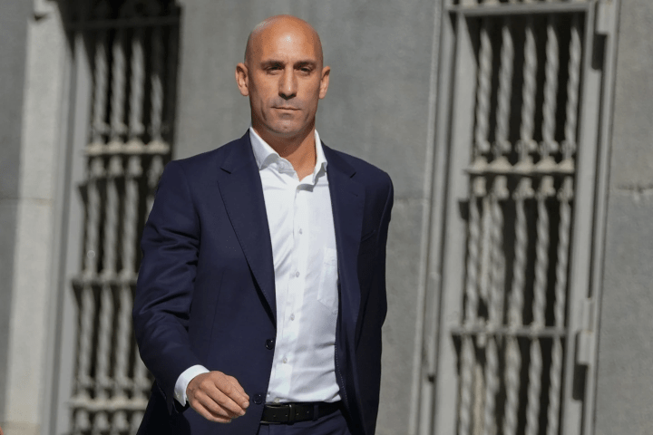 Luis Rubiales receives a 3-year ban from FIFA following a kiss at the Women’s World Cup – National | Globalnews.ca