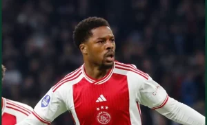 Akpom opent Eredivisie doelpuntenrekening om Ajax te helpen einde te maken aan 10 wedstrijden zonder overwinning.