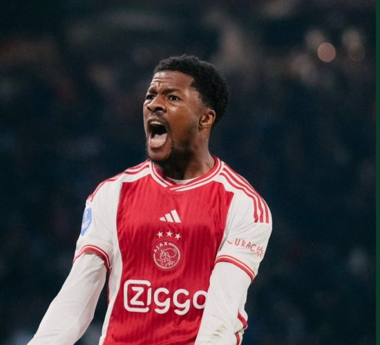 Akpom scoort tweemaal terwijl Ajax zijn opmars voortzet met een 4-1 thuisoverwinning tegen Heerenveen