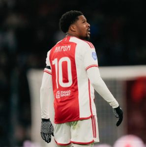 Akpom scoort zijn vijfde doelpunt van het seizoen in Ajax's 5-0 overwinning