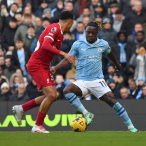 Alexander-Arnold's late gelijkmaker verdient Liverpool een gelijkspel tegen Manchester City in het Etihad-stadion.