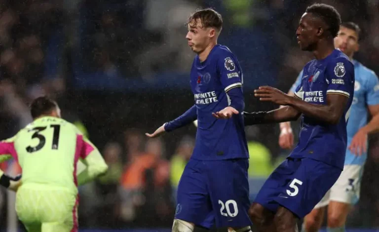 Chelsea stopt verliesreeks tegen Man City in dramatische thriller met acht doelpunten