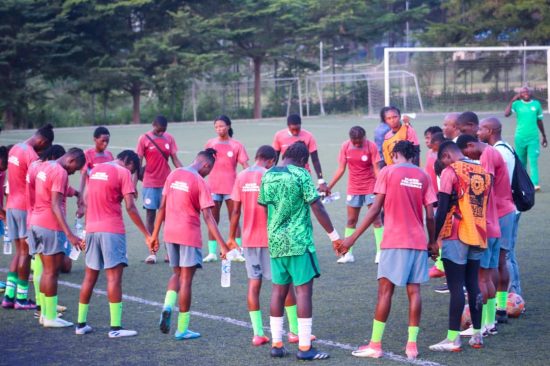 Falconets komen aan in Dar es Salaam voor de wedstrijd tegen Tanzania - U-20 WK-kwalificatie