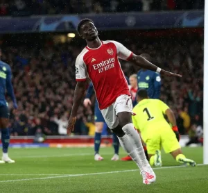 Saka evenaart Fabregas' Champions League-prestatie als Arsenal Sevilla overwint