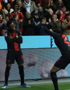 Tella scoort eerste Bundesliga-doelpunt om Leverkusen te helpen Union Berlin met 4-0 te verslaan.