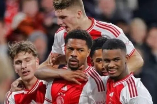 Akpom scoort zijn 9e doelpunt van het seizoen terwijl een club uit de 3e divisie Ajax uitschakelt in de Nederlandse beker.