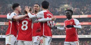 Arsenal behaalt zenuwslopende overwinning op Wolves en vergroot voorsprong op Man City met vier punten