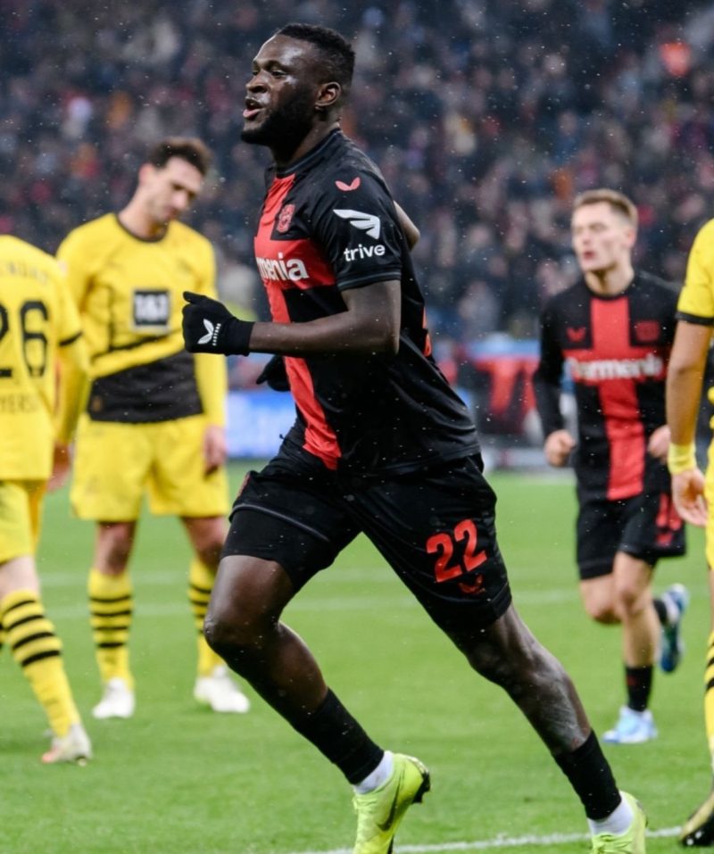 Boniface scoort als Leverkusen Dortmund op gelijkspel houdt en ongeslagen reeks behoudt.