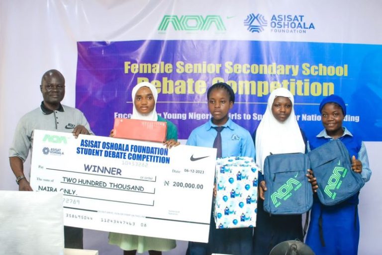 Jibril Martins School wint de eerste prijs bij het Oshoala Foundation Debatwedstrijd