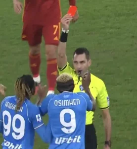 Osimhen krijgt rode kaart in nederlaag van Napoli tegen AS Roma