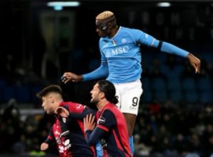 Osimhen scoort opnieuw en levert wereldklasse assist in Napoli's thuisoverwinning tegen Cagliari